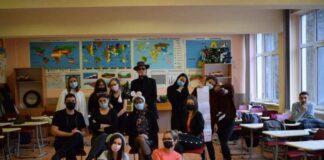 O altfel de evaluare la final de semestru: Piesă de teatru, pusă în scenă de liceeni la ora de franceză. Profesoara a jucat alături de elevi