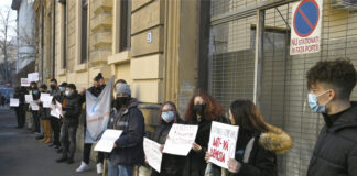 Protest în faţa Ministerului Educaţiei. Elevii sunt nemulțumiți de modificarea criteriilor de acordare a burselor și cer demisia lui Sorin Cîmpeanu VIDEO