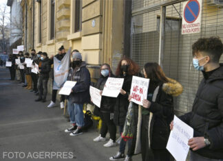 Protest în faţa Ministerului Educaţiei. Elevii sunt nemulțumiți de modificarea criteriilor de acordare a burselor și cer demisia lui Sorin Cîmpeanu VIDEO