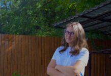 Teste cu mesaje pe foi colorate, la orele de matematică. Teo Zmeu, elevă în clasa a X-a: „Când profesorii fac lecțiile altfel, chiar înveți cu drag”