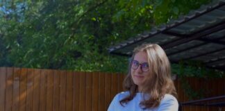 Teste cu mesaje pe foi colorate, la orele de matematică. Teo Zmeu, elevă în clasa a X-a: „Când profesorii fac lecțiile altfel, chiar înveți cu drag”