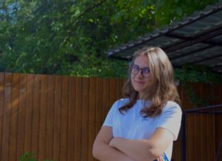 Teste cu mesaje pe foi colorate, la orele de matematică. Teo Zmeu, elevă în clasa a X-a: „Când profesorii fac lecțiile altfel, chiar înveți cu drag”