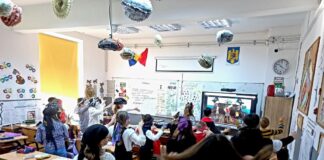 Pirați pentru o zi la școală. O poveste „captivantă” în care copiii au învățat prin joc, au îndeplinit misiuni și au descoperit comoara din cufăr