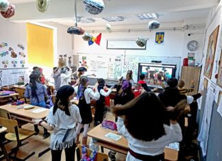 Pirați pentru o zi la școală. O poveste „captivantă” în care copiii au învățat prin joc, au îndeplinit misiuni și au descoperit comoara din cufăr