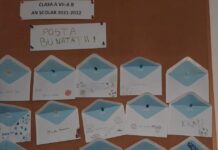 Poșta bunătății, la o școală din Iași. Elevii își pun bilețele cu aprecieri, complimente și chiar „un mic dulce” în plicurile de pe panoul clasei