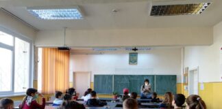 Peretele virtual sau cititor la înălțime, metodele unei profesoare din Sibiu care își încurajează elevii să citească. Experiența „cocoțați pe catedră”