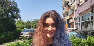 Fun Math: Curs pentru cei cărora „le e frică de mate”, susținut de o elevă de liceu. Hora este în clasa a IX-a la Colegiul Național „George Coșbuc”