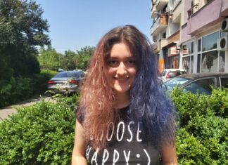 Fun Math: Curs pentru cei cărora „le e frică de mate”, susținut de o elevă de liceu. Hora este în clasa a IX-a la Colegiul Național „George Coșbuc”