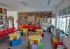 Spațiu de lectură cu scenă unde copiii interpretează poveștile citite, amenajat într-un fost laborator la o școală primară din Măcin FOTO