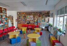 Spațiu de lectură cu scenă unde copiii interpretează poveștile citite, amenajat într-un fost laborator la o școală primară din Măcin FOTO