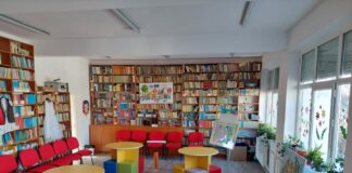 Spațiu de lectură cu scenă unde copiii interpretează poveștile citite, amenajat într-un fost laborator la o școală primară din Măcin FOTO