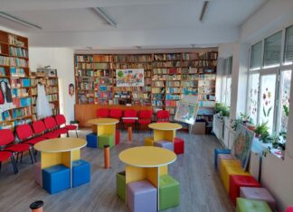 Spațiu de lectură cu scenă unde copiii interpretează poveștile citite, amenajat într-un fost laborator la o școală primară din Măcin FOTO