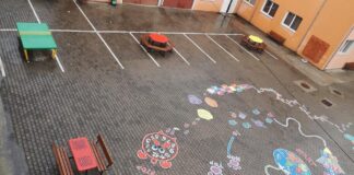Clase în aer liber și desene educative pe asfalt, realizate la un colegiu din Aleșd într-un proiect de voluntariat desfășurat de elevi și profesori FOTO