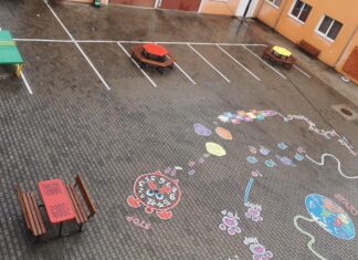 Clase în aer liber și desene educative pe asfalt, realizate la un colegiu din Aleșd într-un proiect de voluntariat desfășurat de elevi și profesori FOTO