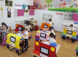 În fiecare an, elevii au clasa decorată altfel. Învățătoarea vrea ca fiecare copil „să fie bine cu el” și să învețe într-o atmosferă echilibrată și liniștită