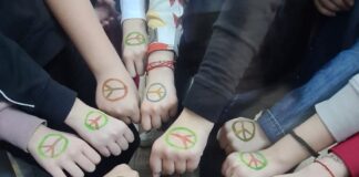 La ora de istorie, copiii sunt actori, jurnaliști sau hipioți. Cu elevii de clasa a VII-a, profesoara a reușit să facă un mini-muzeu al comunismului FOTO