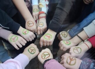 La ora de istorie, copiii sunt actori, jurnaliști sau hipioți. Cu elevii de clasa a VII-a, profesoara a reușit să facă un mini-muzeu al comunismului FOTO