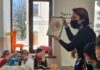 Școala ca o poveste, într-o clasă în care copiii au „Orarul fericirii” și „colțul bucuriei”. În fiecare zi, învățătoarea îi provoacă la un joc și le oferă premii