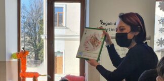 Școala ca o poveste, într-o clasă în care copiii au „Orarul fericirii” și „colțul bucuriei”. În fiecare zi, învățătoarea îi provoacă la un joc și le oferă premii