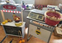Educație financiară la clasa I. Copiii au fost în vizită la bancă, la supermarketul din sat și și-au făcut în sala de clasă propriul magazin