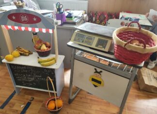 Educație financiară la clasa I. Copiii au fost în vizită la bancă, la supermarketul din sat și și-au făcut în sala de clasă propriul magazin