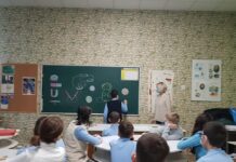 Trec la gimnaziu: Un program destinat elevilor de clasa a IV-a, în care profesorii unei școli din Turda susțin lecții și activități demonstrative
