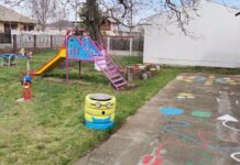 Curtea școlii dintr-un sat din Brăila, colorată de copii, profesori și părinți într-un proiect de voluntariat derulat timp de o săptămână FOTO