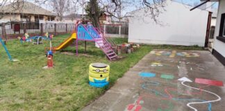Curtea școlii dintr-un sat din Brăila, colorată de copii, profesori și părinți într-un proiect de voluntariat derulat timp de o săptămână FOTO