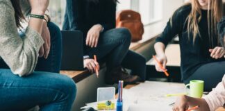 Interesul tinerilor români pentru studiile universitare în străinătate, în creștere. Topul destinațiilor de studii: Olanda, Marea Britanie și Spania