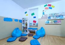 Minibiblioteci în școlile rurale. O campanie pentru copiii de la sat, în care a fost creat primul spațiu de lectură. Elevi din București au donat cărți