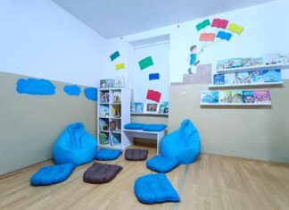 Minibiblioteci în școlile rurale. O campanie pentru copiii de la sat, în care a fost creat primul spațiu de lectură. Elevi din București au donat cărți