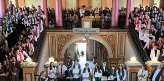 Directorul unui colegiu din Arad, către absolvenții claselor a XII-a: „Dacă simțiți că vă fuge pământul de sub picioare este pentru că așa se învață zborul”
