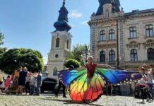 Elevii unei școli din Timișoara au încheiat anul școlar în aplauzele publicului. Serbarea a fost organizată într-o piață din oraș FOTO