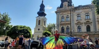 Elevii unei școli din Timișoara au încheiat anul școlar în aplauzele publicului. Serbarea a fost organizată într-o piață din oraș FOTO