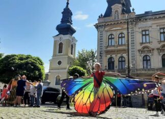 Elevii unei școli din Timișoara au încheiat anul școlar în aplauzele publicului. Serbarea a fost organizată într-o piață din oraș FOTO