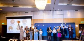 Elevii și-au premiat profesorii la Gala SuperTeach 2022. Profesori minunați, au spus copiii, care „le înțeleg nevoile și i-au determinat să iubească școala”