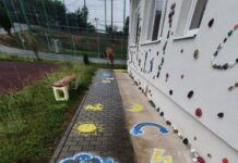 Curtea școlii de vis: În tabăra de vară, copiii și profesorii au desenat jocuri pe asfalt și au decorat fațada grădiniței cu pietre colorate FOTO