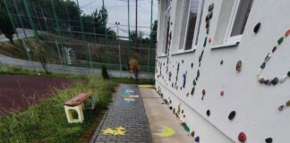 Curtea școlii de vis: În tabăra de vară, copiii și profesorii au desenat jocuri pe asfalt și au decorat fațada grădiniței cu pietre colorate FOTO