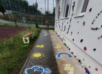 Curtea școlii de vis: În tabăra de vară, copiii și profesorii au desenat jocuri pe asfalt și au decorat fațada grădiniței cu pietre colorate FOTO