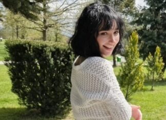 Fizica predată de o elevă de liceu unor copii de gimnaziu, într-un program de voluntariat. Ana: „Mi-aș dori ca profesorii să fie mai implicați la clasă”