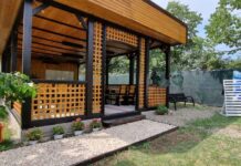 Sală de clasă în aer liber. Una dintre „surprizele” noului an școlar într-o școală din mediul rural – comuna Măgurele, județul Prahova FOTO