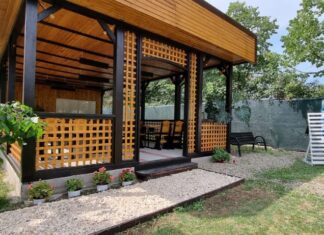 Sală de clasă în aer liber. Una dintre „surprizele” noului an școlar într-o școală din mediul rural – comuna Măgurele, județul Prahova FOTO