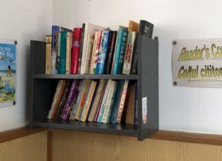Târg caritabil „Books & Snacks Day”, organizat de liceeni. O parte dintre cărți au ajuns în mini-bibliotecile amenajate pe holurile școlii FOTO