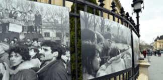 Istoria Revoluţiei din 1989, disciplină opțională pentru elevii din ultimul an de liceu. Legea a fost promulgată de președinte