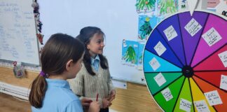 Roata provocărilor, la ședința cu părinții și în sala de clasă. Copiii o folosesc pentru a-și verifica cunoștințele la matematică sau istorie