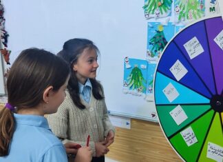 Roata provocărilor, la ședința cu părinții și în sala de clasă. Copiii o folosesc pentru a-și verifica cunoștințele la matematică sau istorie