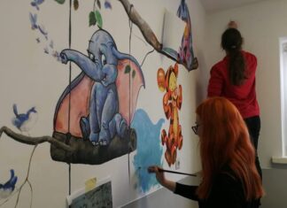 Picturi realizate de elevii Liceului de Artă din Zalău la Ambulatoriul de pediatrie: ”Ne-am dorit să fie un loc cât mai plăcut şi mai primitor pentru copii”