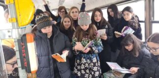 Lectură în tramvai, la Craiova: Cărți cu mesaje pentru călători, lăsate pe scaune de elevi: „Chiar m-a impresionat acţiunea lor”