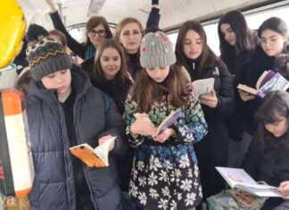 Lectură în tramvai, la Craiova: Cărți cu mesaje pentru călători, lăsate pe scaune de elevi: „Chiar m-a impresionat acţiunea lor”
