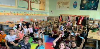 Clasa „Creative” în care orele sunt altfel. Învățătoarea personalizează lecțiile, copiii au portofolii în loc de caiete și vin cu laptopul la școală